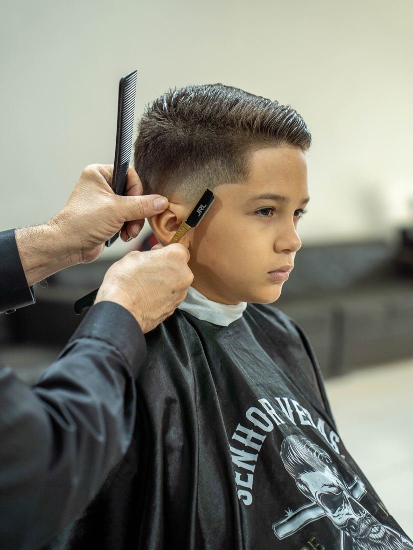 Acabamento com navalha no corte de um menino