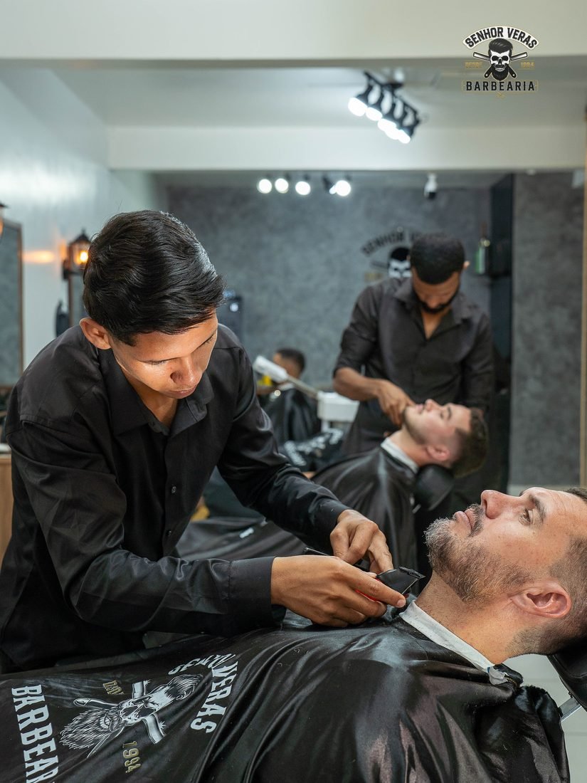 Barbeiro fazendo a barba de um cliente