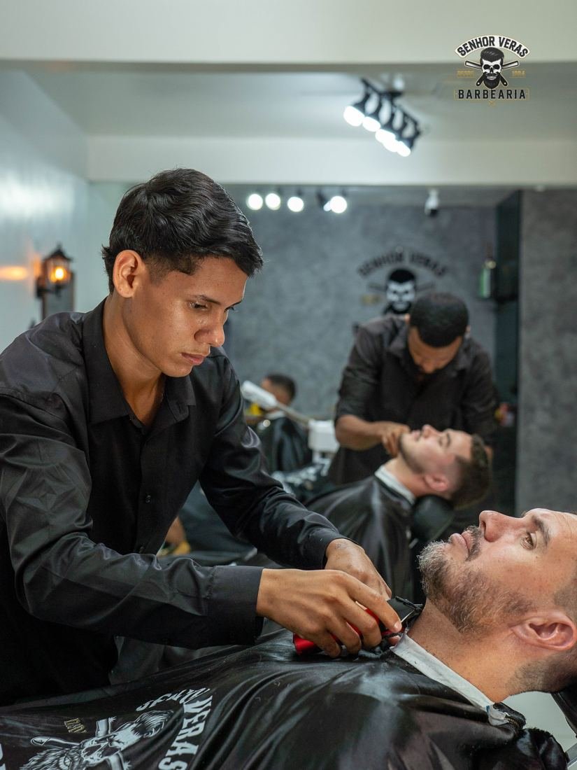 Dharlison fazendo a barba de um cliente