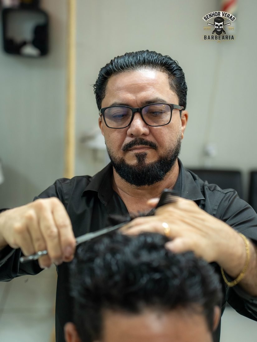 Veras conferindo o corte de perto