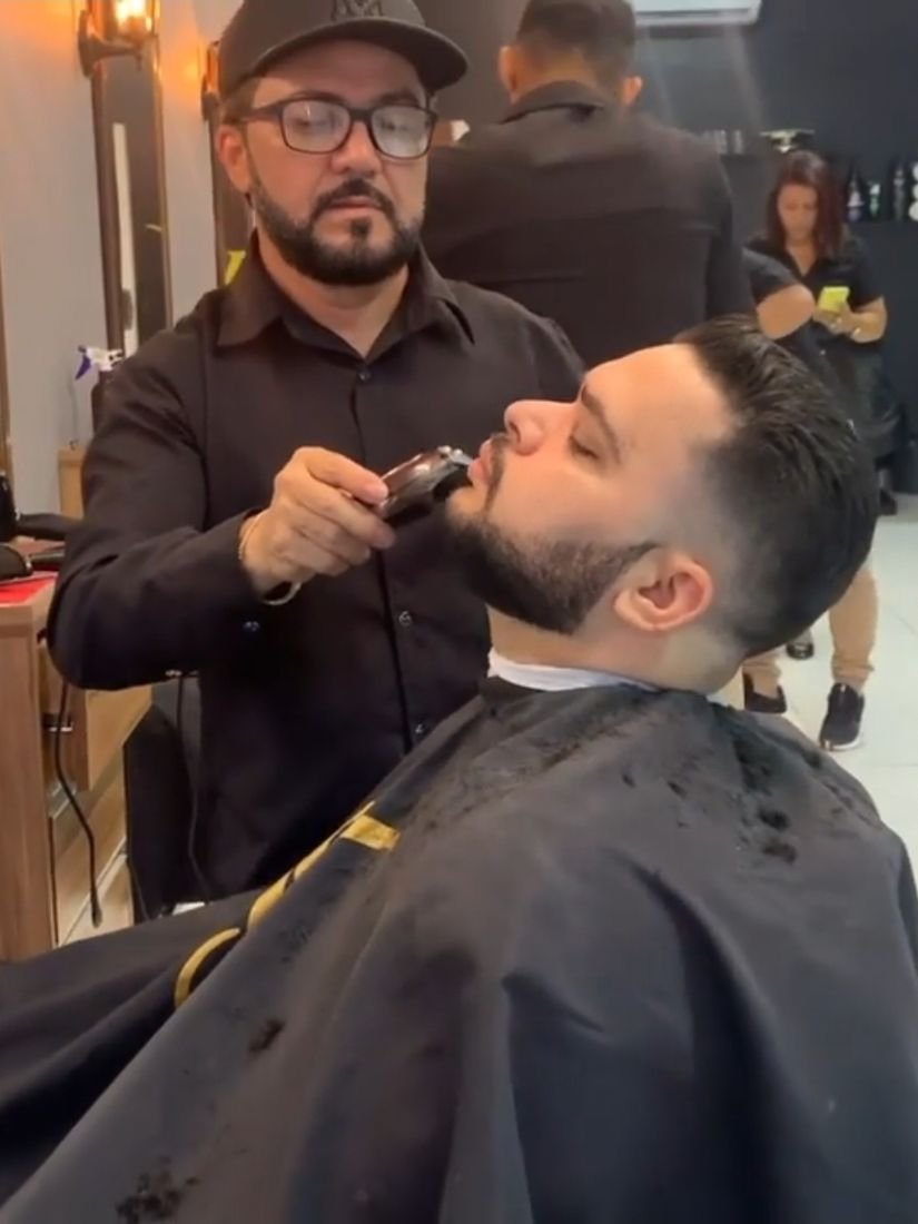 Veras alinhando a barba de um cliente