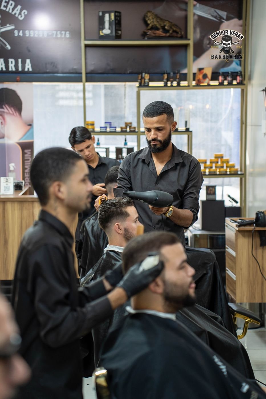 Salão da Senhor Veras com vários clientes sendo atendidos